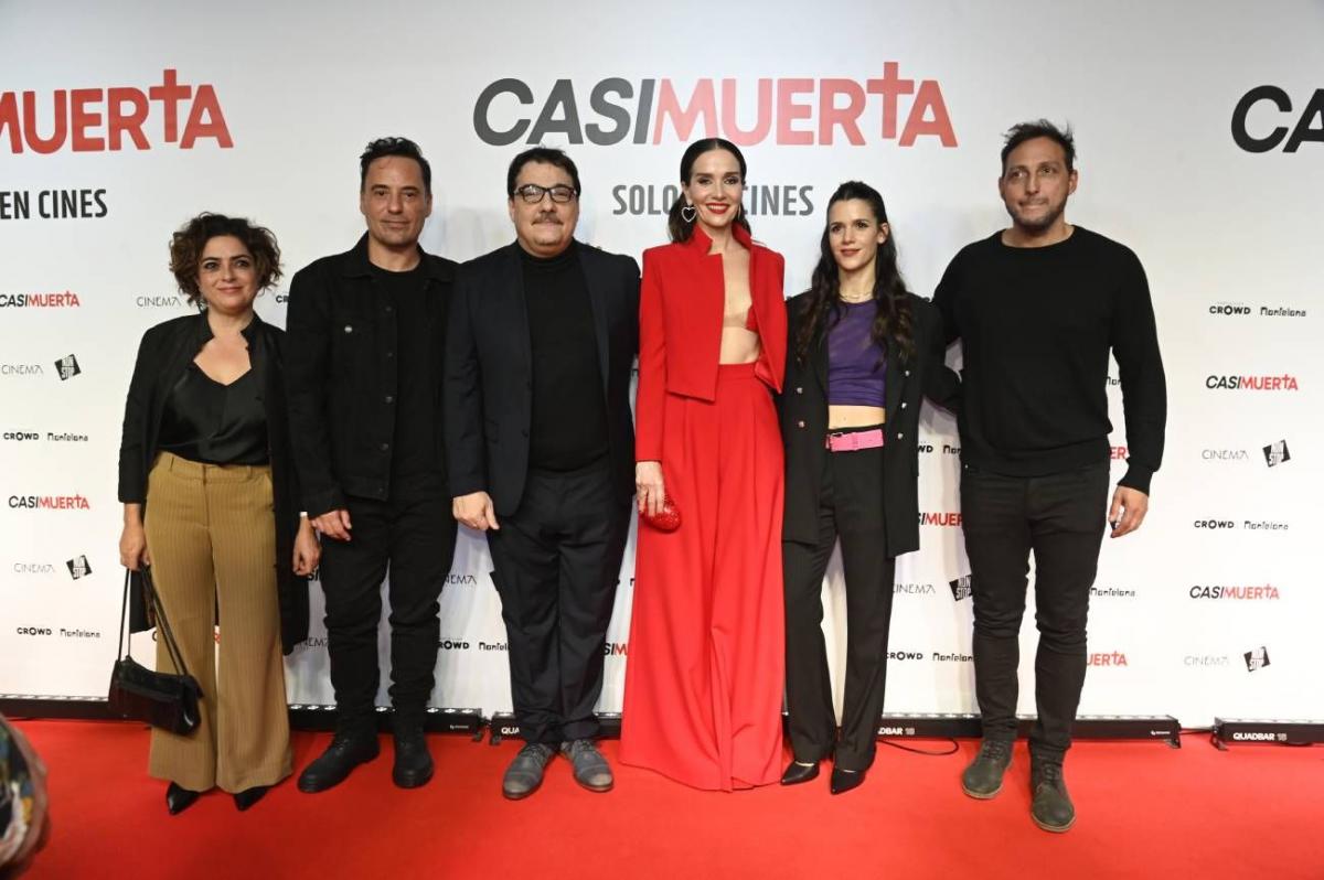 El osado look de Natalia Oreiro en el estreno de “Casi Muerta” y las celebrities que la acompañaron