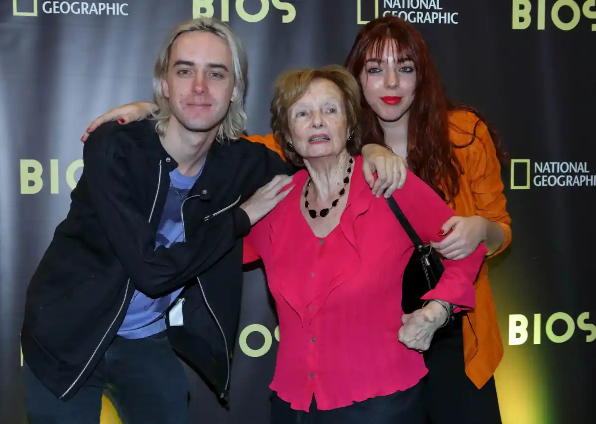 Lisa y Benito Cerati junto a su abuela