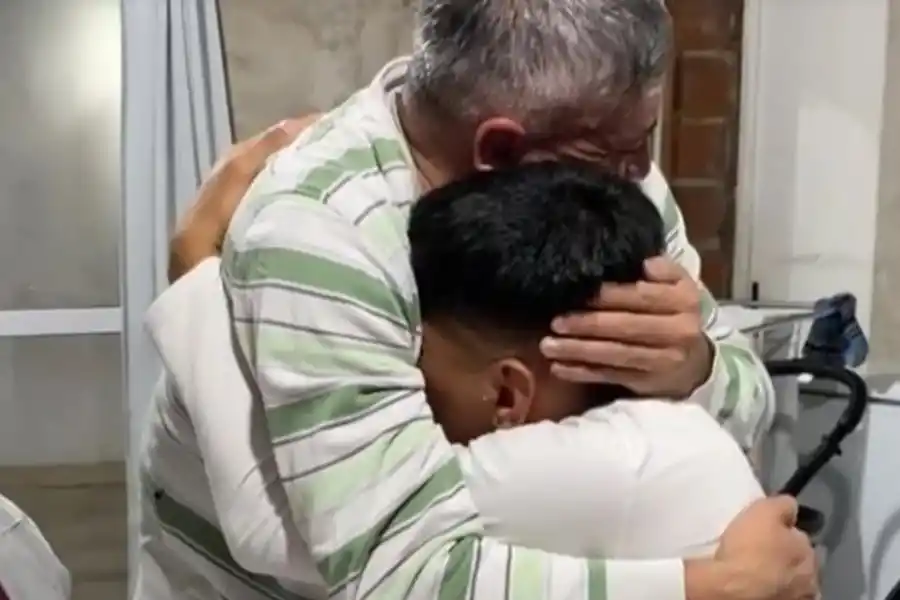 El emotivo abrazo entre padre e hijo.