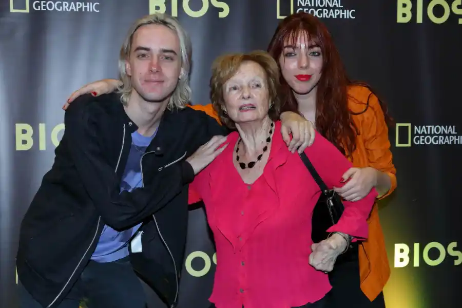 Lisa y Benito Cerati junto a su abuela