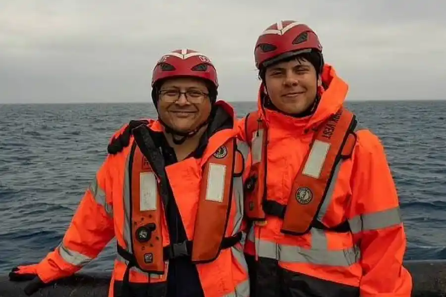 La última foto de Shahzada y Suleman Dawood antes de la taregdia del submarino