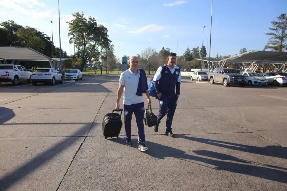   CON TRANQUILIDAD. Así llegaron Favio Orsi y Sergio Gómez al aeropuerto. Tras dirigir dos prácticas, en cancha de Huracán tendrán su debut en el banco de Atlético. 