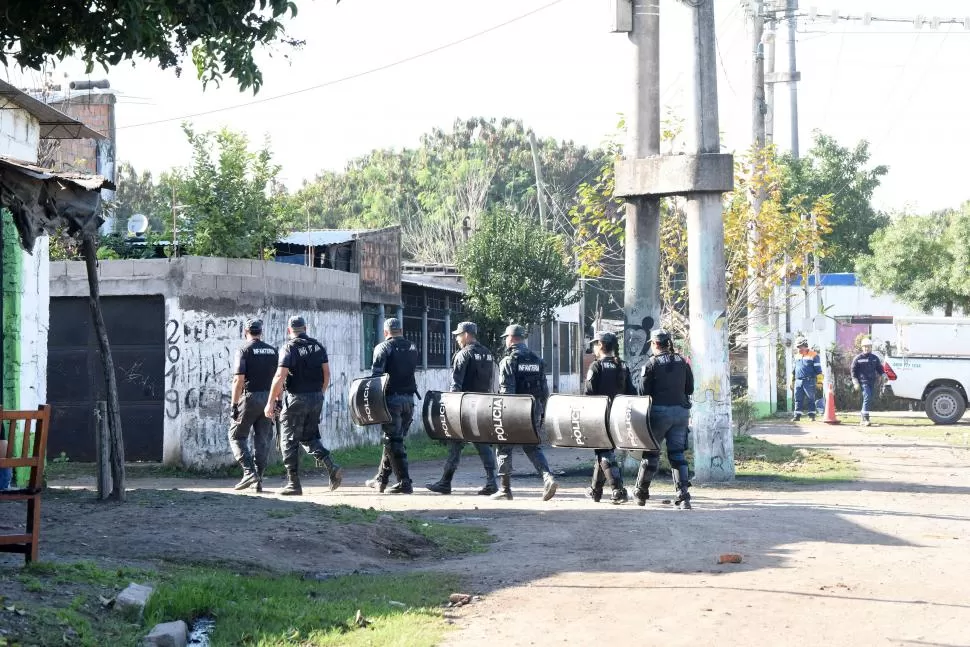 INTENSA BÚSQUEDA. La Policía ingresó con escudos a los pasillos del barrio Las Piedritas, buscando a Villafañe y el arma homicida. 