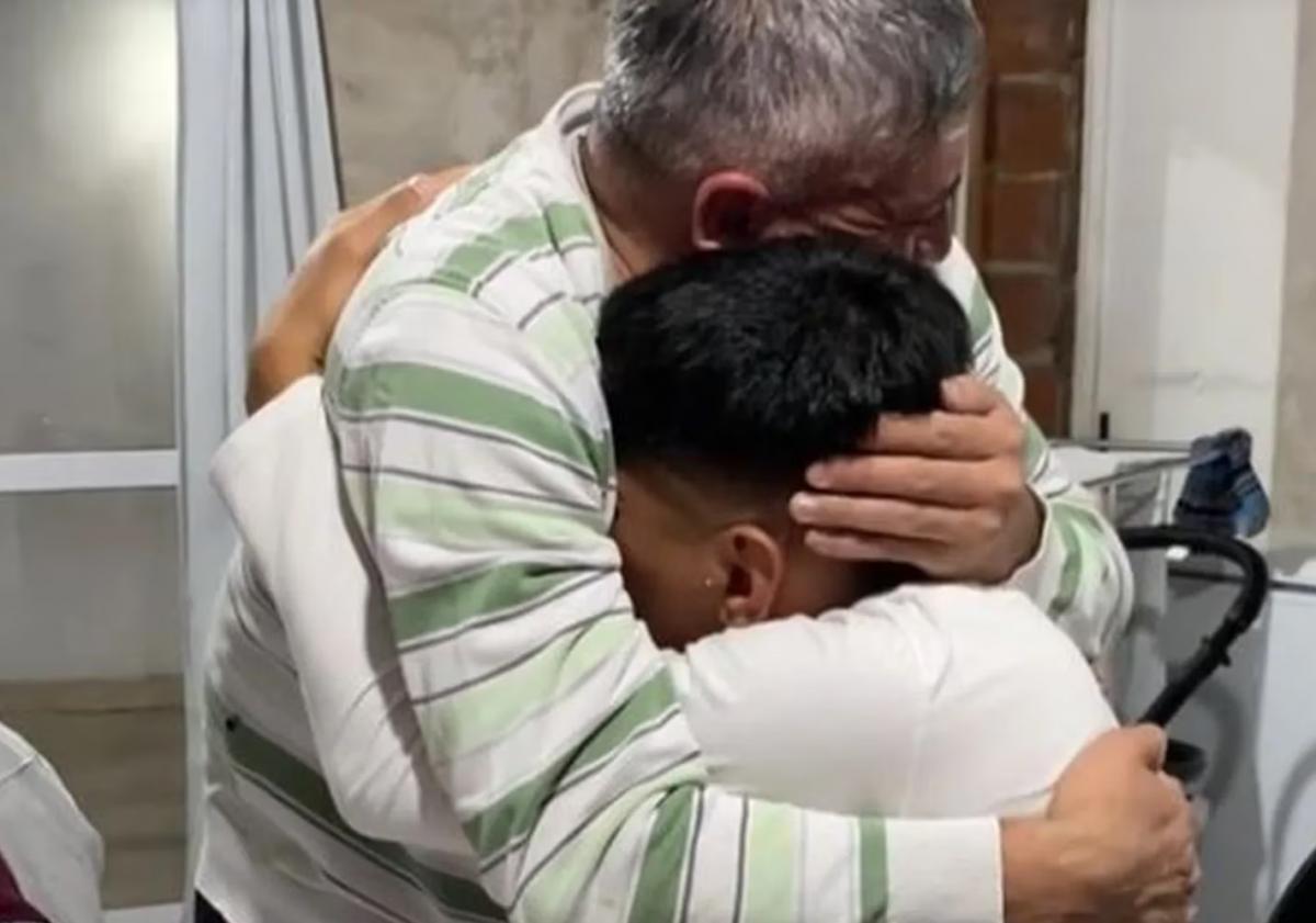 El emotivo abrazo entre padre e hijo.