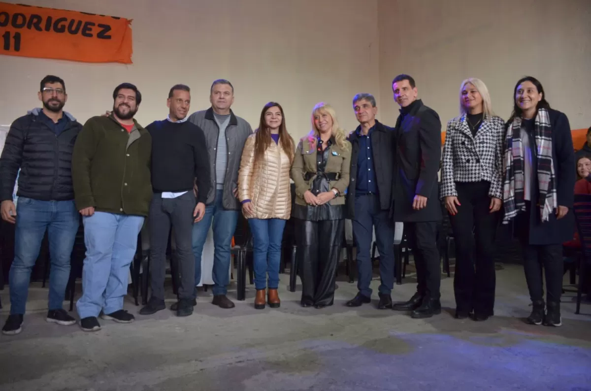 EN CAMPAÑA. Postulantes y referentes del peronismo, en un acto con la mira puesta en las PASO.