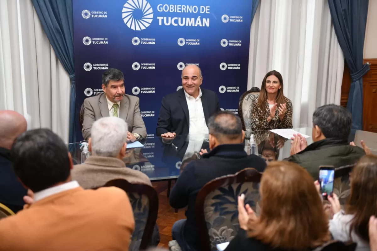 EN CASA DE GOBIERNO. Manzur, junto a Acevedo y a Vargas Aignasse / Foto de Comunicación Pública