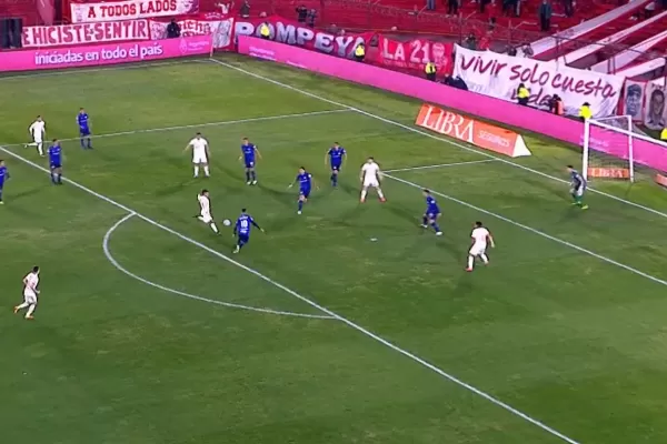 La milagrosa jugada que no terminó en gol y le permitió ganar a Atlético Tucumán