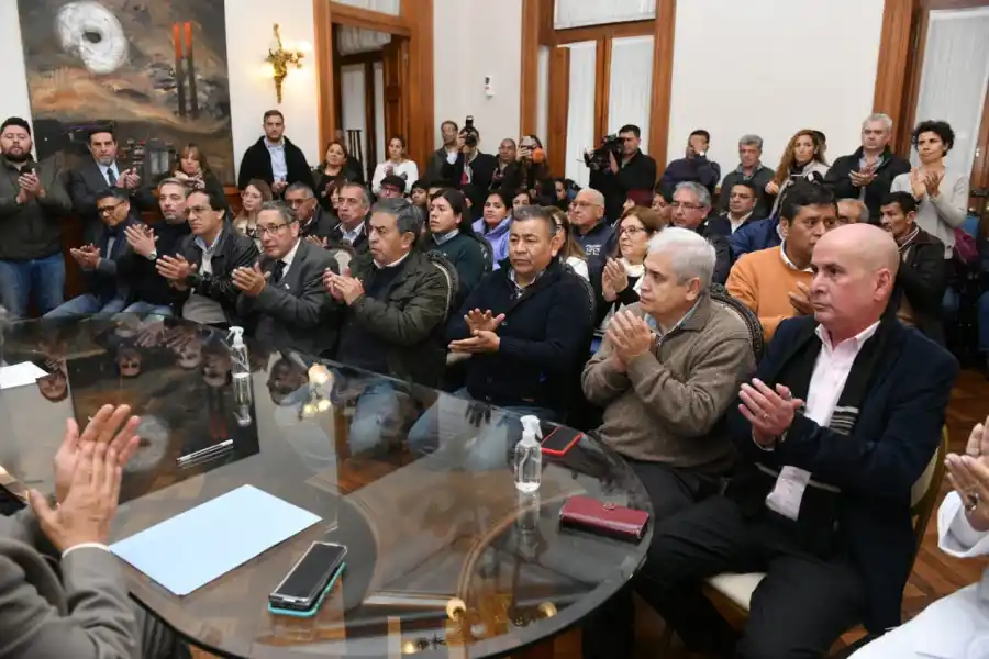 REPRESENTANTES GREMIALES. Dirigentes de trabajadores estatales estuvieron presentes en el acto encabezado por Manzur. Foto de Comunicación Pública