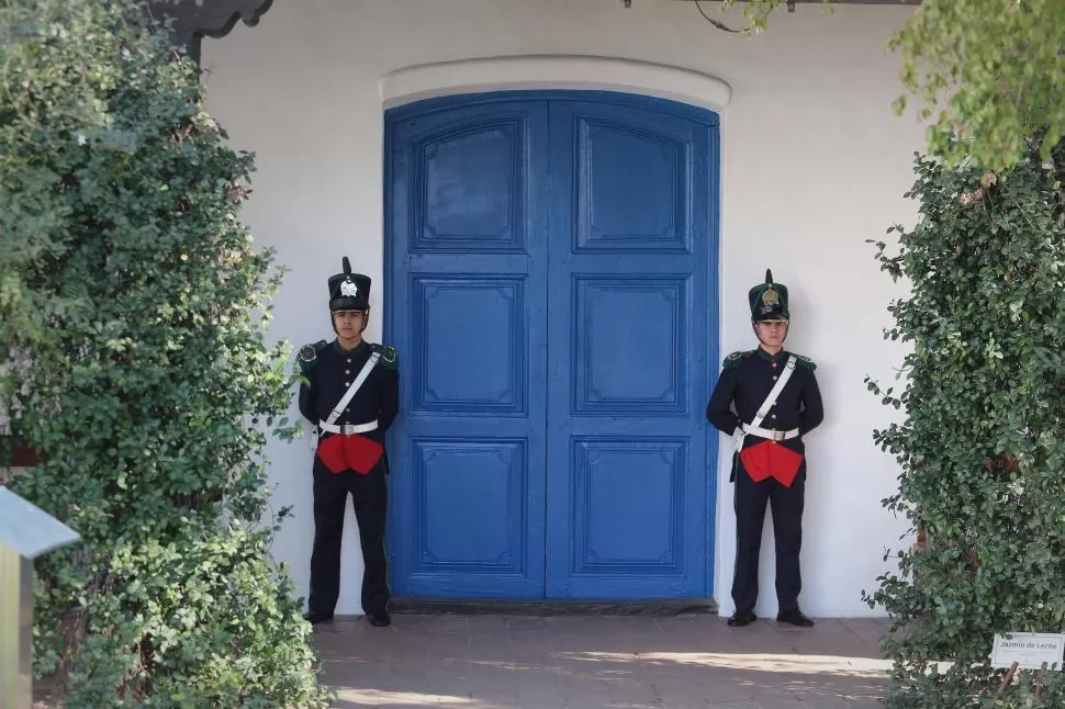 DE GUARDIA. Granaderos custodian el edificio de la Independencia. 