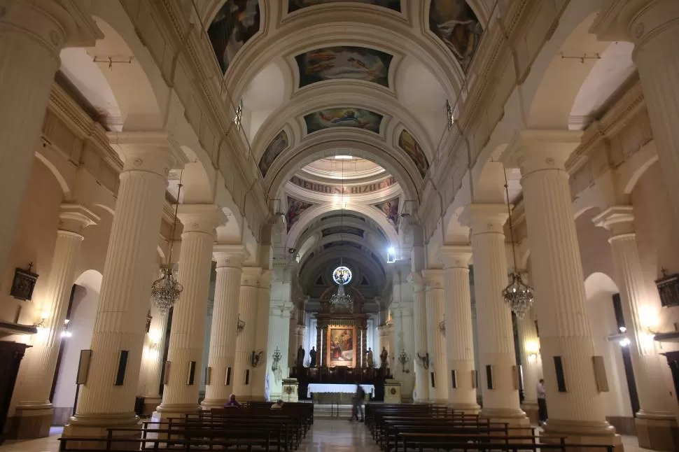 PREPARATIVOS. En la Iglesia se afinan los detalles para el Tedéum.