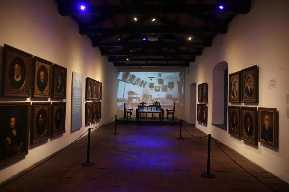 SALÓN DE LA JURA. El recinto principal de Solar Patrio está presto para recibir a los funcionarios nacionales y provinciales, los que rendirán el tradicional homenaje a los próceres de 1816.