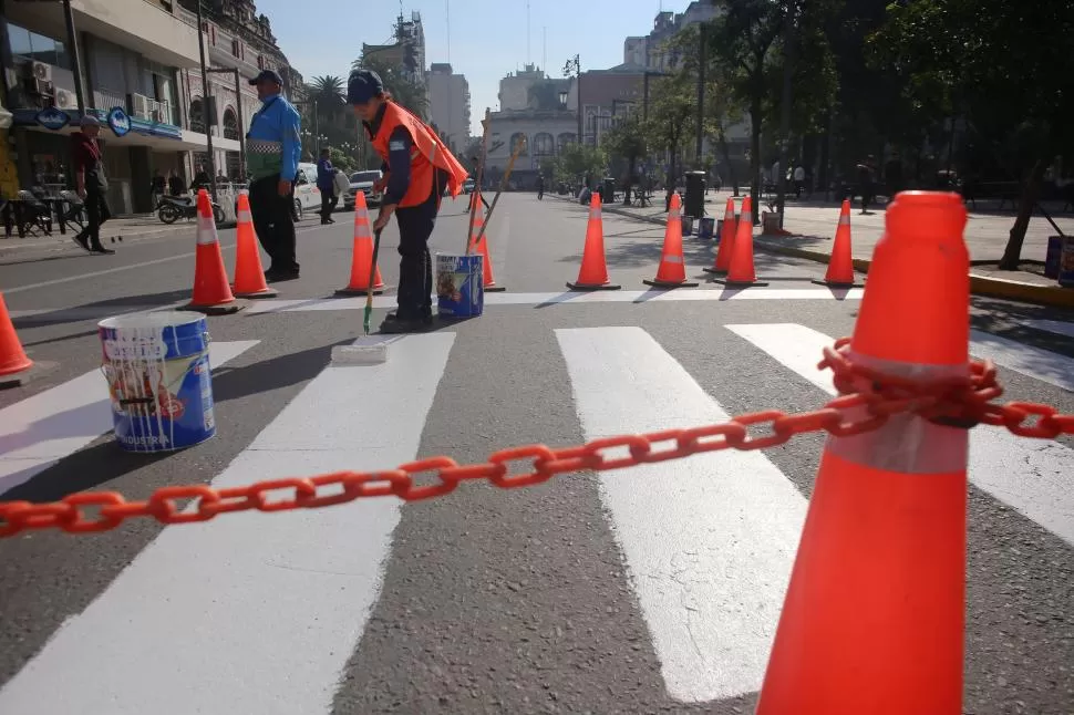 BLANQUEO. Las sendas peatonales fueron pintadas para que las   calles resalten cuando las autoridades se trasladen hacia la iglesia Catedral y luego a la Casa Histórica.