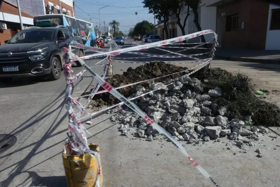 EN TAREA. La SAT y la Municipalidad hacen reparaciones. 