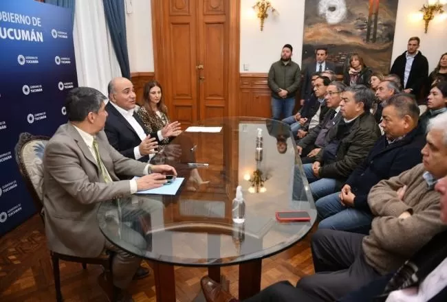 EN CASA DE GOBIERNO. Manzur, acompañado por Acevedo y por Vargas Aignasse, anuncia el pago del bono extra a los dirigentes estatales. LA GACETA / FOTO DE JUAN PABLO SANCHÉZ NOLI