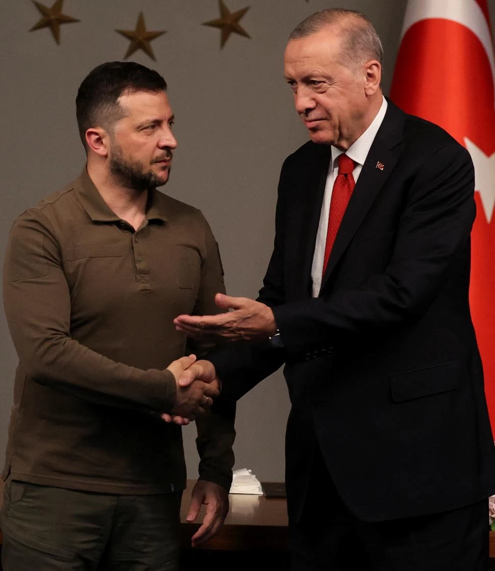 BUSCA APOYOS. Zelenski y el presidente turco se reunieron en Estambul.  reuters