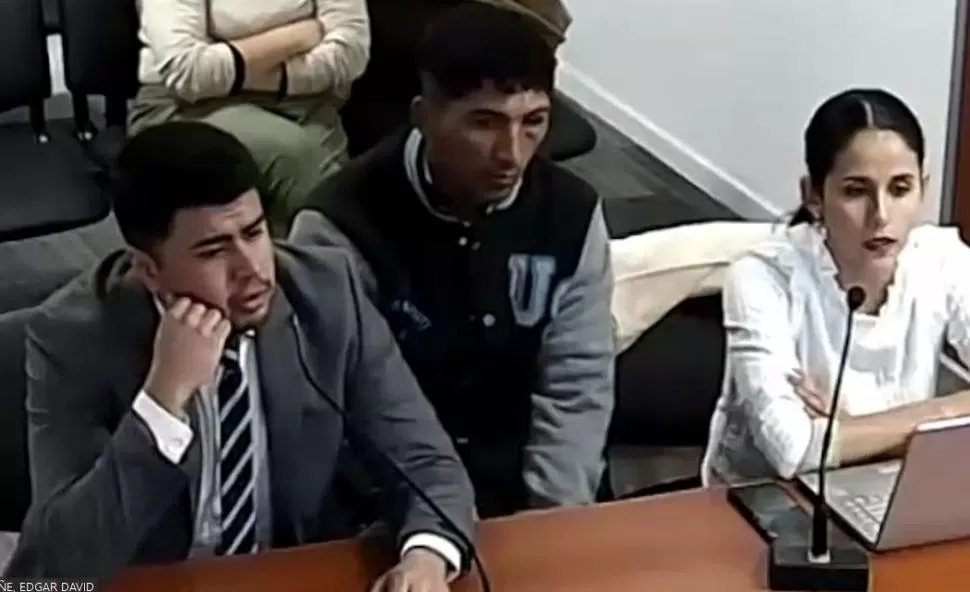 EN LA AUDIENCIA. Edgar Villafañe rodeado por sus defensores.