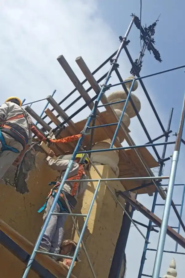 EN ACCIÓN. Trabajos sobre uno de los muros, en la base de un pináculo.