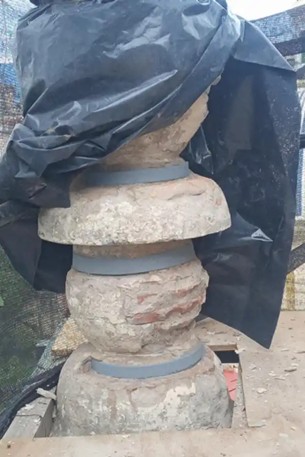 ANTES Y DESPUÉS. Un pináculo al inicio de las obras y ya recuperado.