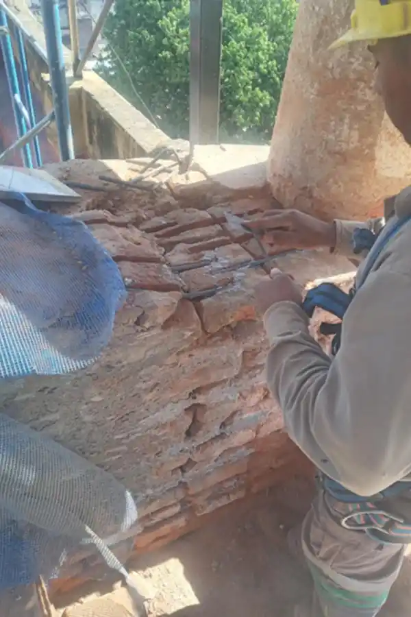 CUIDADOSAS INTERVENCIONES. Las técnicas incluyen revoques, tratamientos con desoxidantes, incoporación de llaves metálicas, colocación de mallas de fibra y “riendas de seguridad”, que impiden que los elementos de la fachada puedan caer hacia el frente.