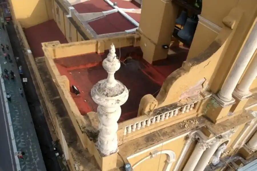 EN PRIMER PLANO. Así se destaca, visto desde arriba, uno de los pináculos. La foto es previa al inicio del plan de restauración.