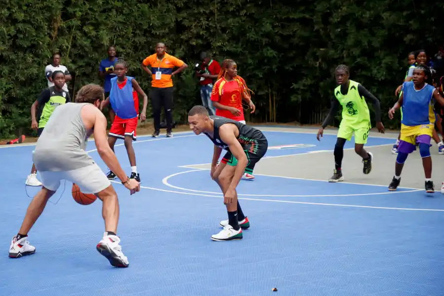 Cómo fue el increíble operativo de seguridad para custodiar a Mbappé en Camerún: camión militar y hombres armados