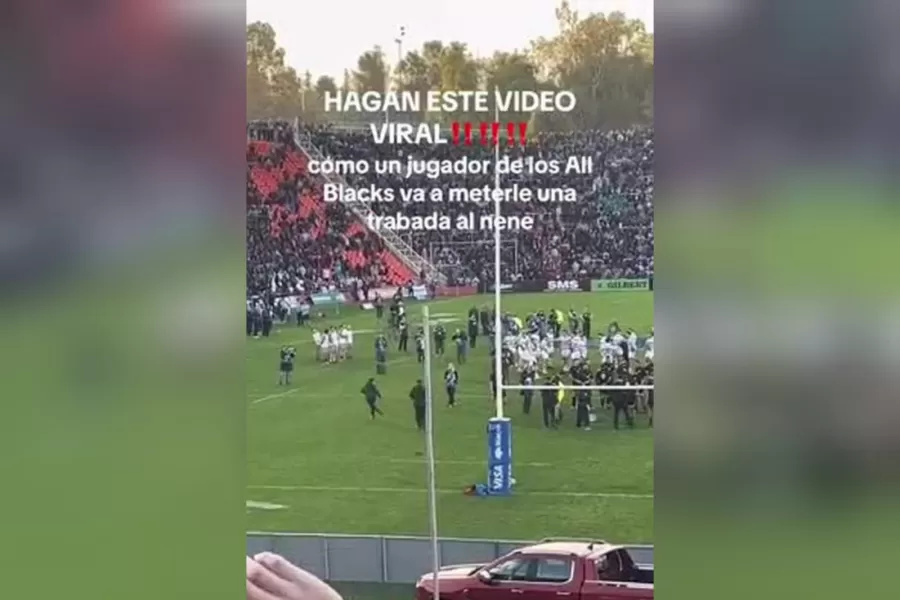 El repudiable momento en que un All Black golpeó a un niño que entró a la cancha para conocer a los jugadores.