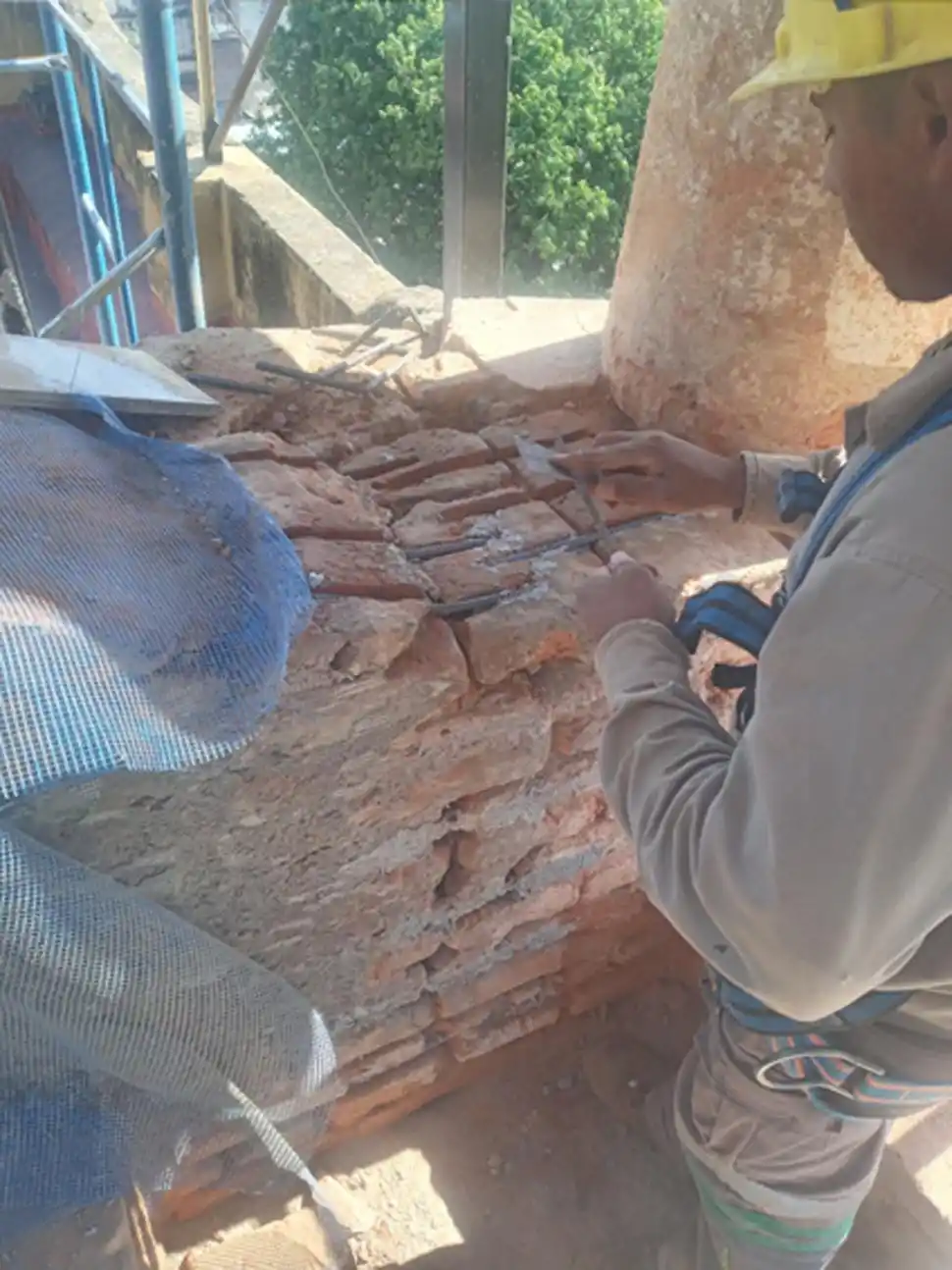 CUIDADOSAS INTERVENCIONES. Las técnicas incluyen revoques, tratamientos con desoxidantes, incoporación de llaves metálicas, colocación de mallas de fibra y “riendas de seguridad”, que impiden que los elementos de la fachada puedan caer hacia el frente.