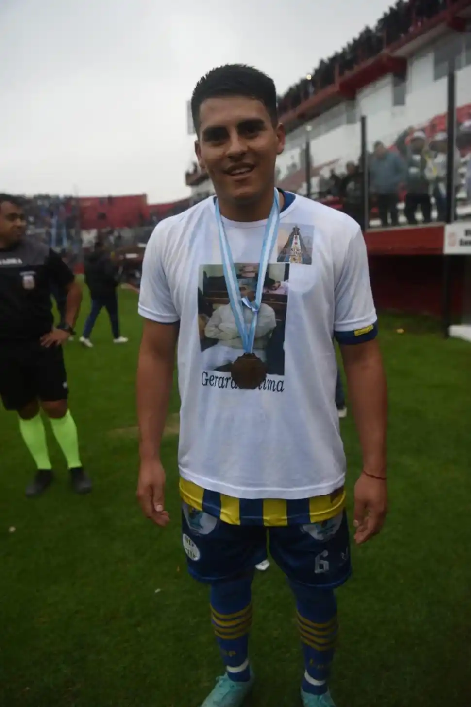 CON CARIÑO. Nelson Olima posa con la casaca dedicada a su padre Gerardo.  