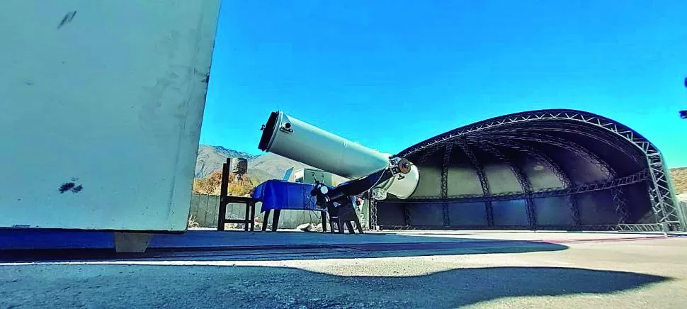 INSTALADO. Una cúpula móvil custodia al flamante telescopio, que triplica la potencia del Observatorio de Ampimpa para estudiar objetos celestes. LA GACETA / FOTOs DE alvaro medina