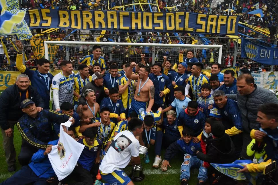 PLENA FELICIDAD. Olima (de blanco) acomoda la copa, mientras todos gritan. La postal con la hinchada de fondo quedará para la historia del “paulistano”. la gaceta / fotos de diego araoz - franco vera