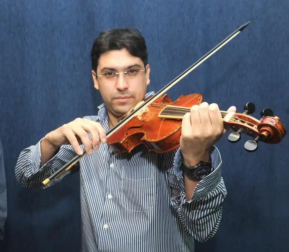 GENARO SÁNCHEZ. El músico tucumano será solista en violín. 