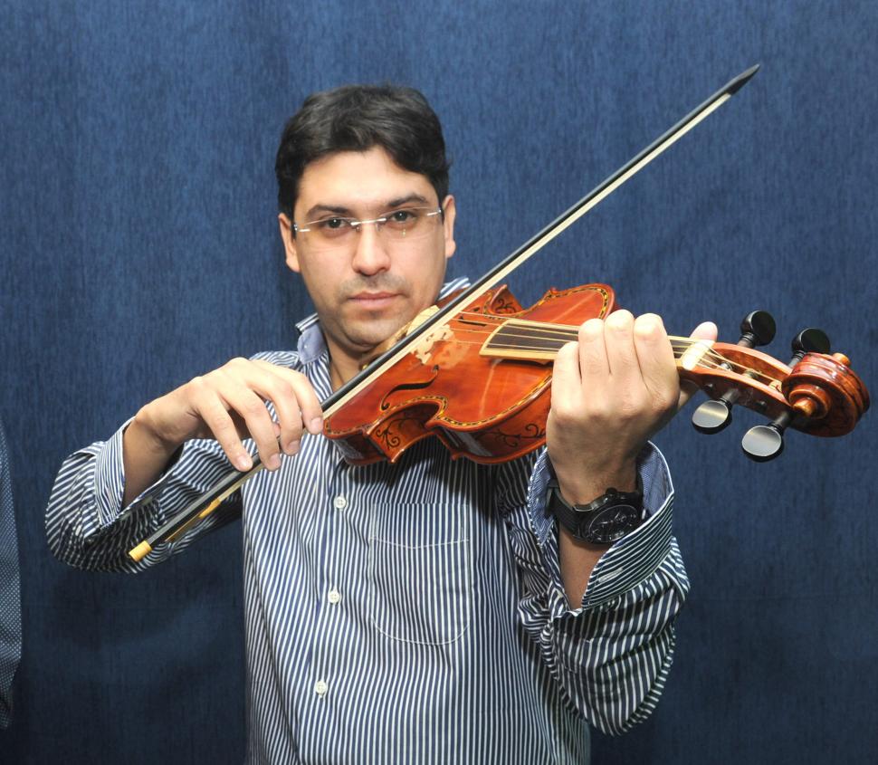 GENARO SÁNCHEZ. El músico tucumano será solista en violín. 