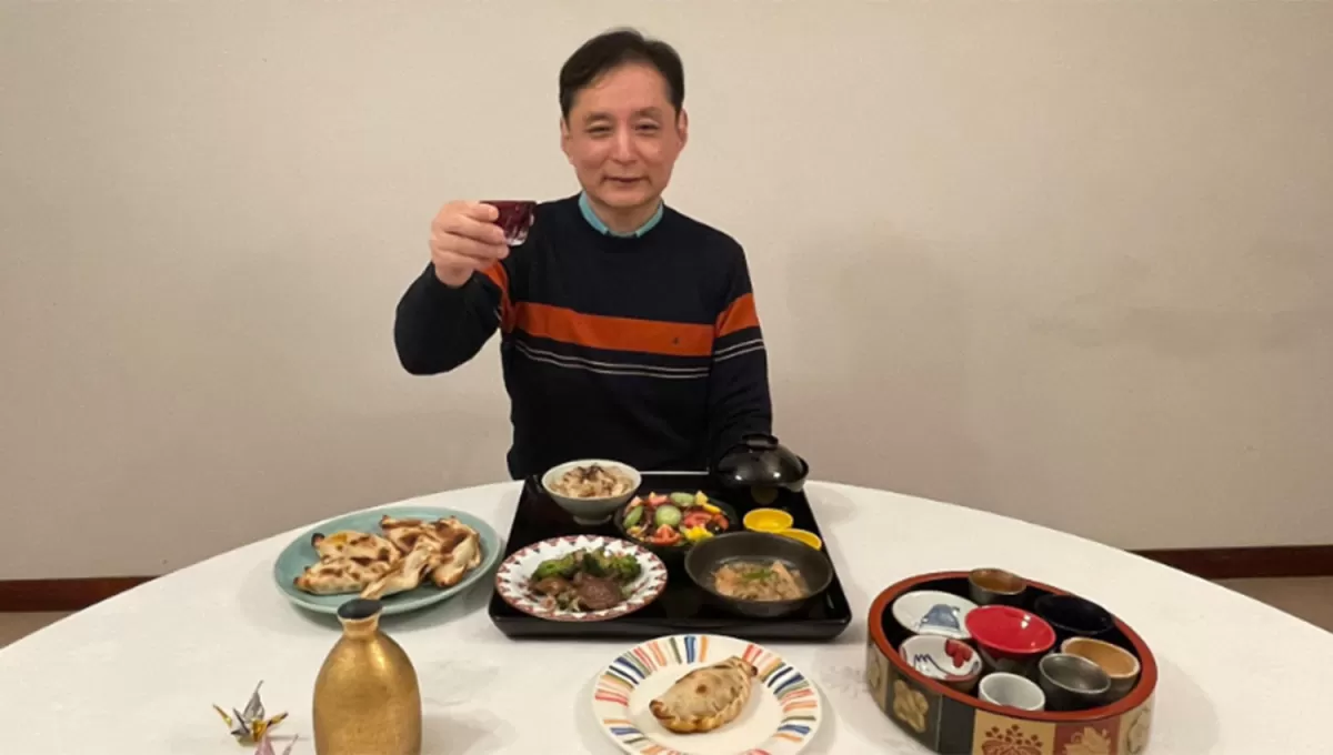 CON TOQUE TUCUMANO. El embajador Hiroshi sumó a su cena unas empanadas tucumanas. 