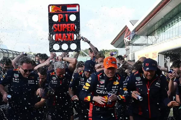 Verstappen sigue en la suya: ganó en Silverstone y ya saborea el “tri”