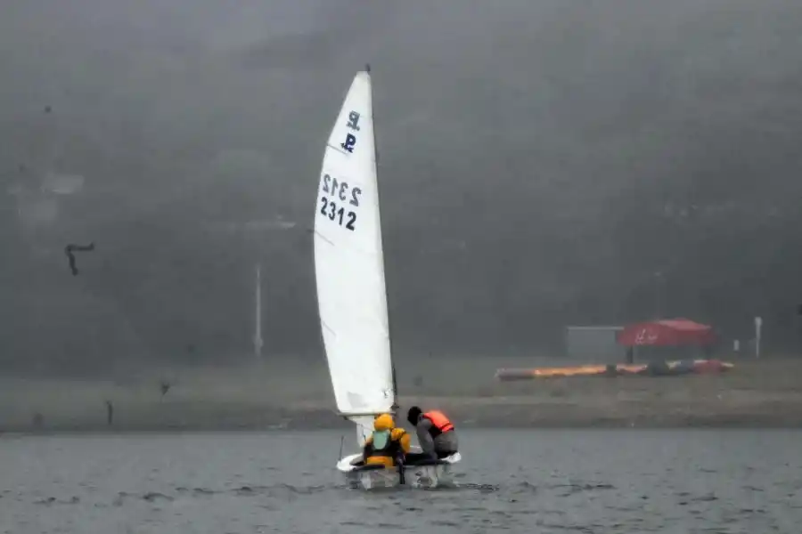 CONTRA EL VIENTO. Los tripulantes tuvieron demasiado trabajo en las salidas.  