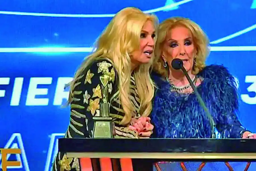 DOS DIVAS. Legrand le entregó a Giménez el premio a la Trayectoria.
