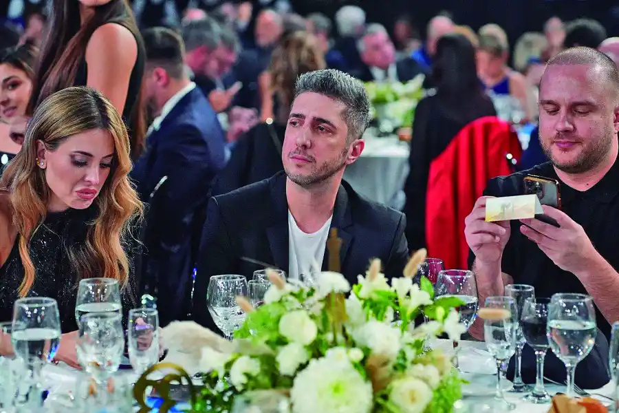 VOLVIÓ UNA NOCHE. Jey Mammón se quedó sólo con Jéssica Cirio a la mesa.