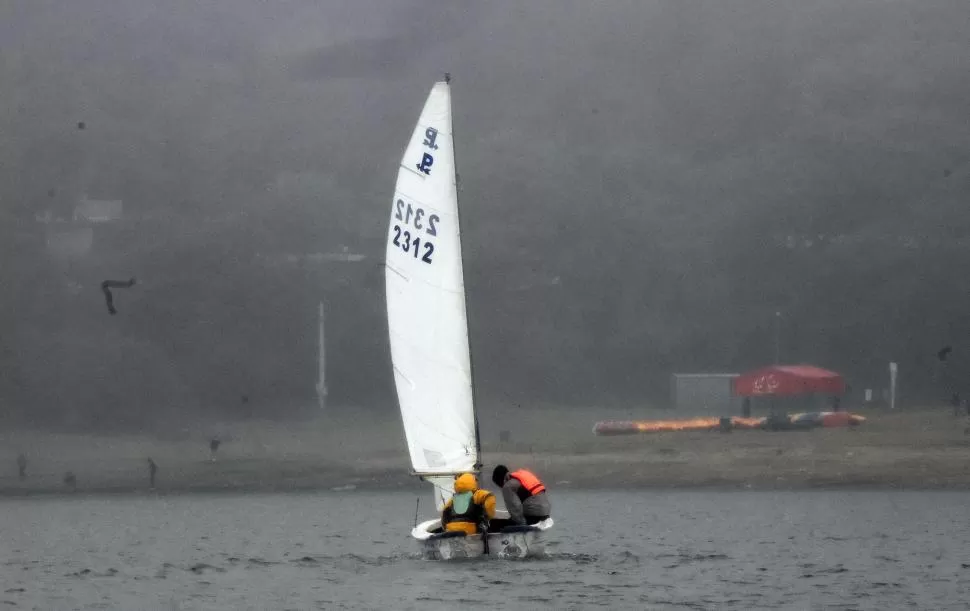 CONTRA EL VIENTO. Los tripulantes tuvieron demasiado trabajo en las salidas.  