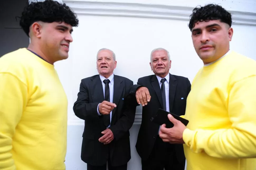 EN SEGUNDO PLANO. Hugo y Marcelo Andrada son oriundos de Aguilares. Es la octava vez que asisten a esta celebración. 