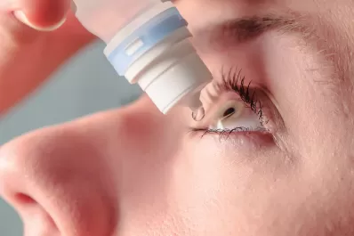 La Anmat prohibió el uso y la venta de una solución oftalmológica, tras una denuncia
