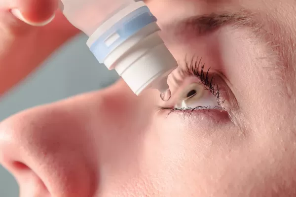 La Anmat prohibió el uso y la venta de una solución oftalmológica, tras una denuncia