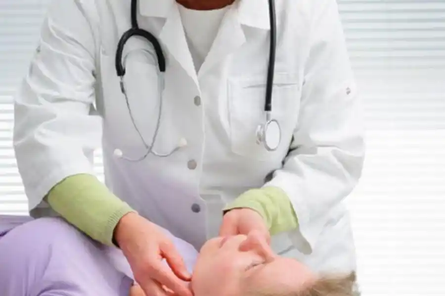 CONSULTA MÉDICA. Ante la aparición de síntomas como dolor de garganta o fiebre, hay que ir al consultorio. 