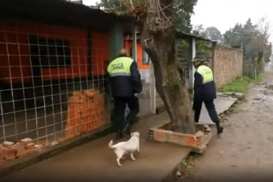ALLANAMIENTO. La Policía irrumpe en una casa lindante a las vías.  