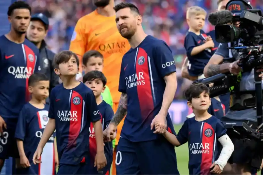 Ciro Messi sufrió un accidente y debe usar un protector en su brazo izquierdo.