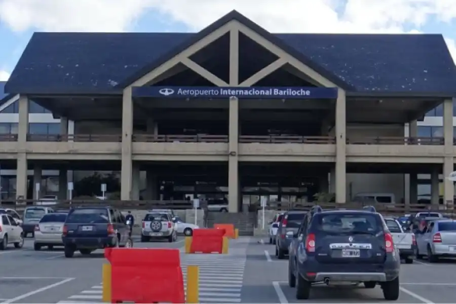El estudiante fue olvidado en el Aeropuerto de Bariloche cuando esperaba embarcar su vuelo hacia Aeroparque.