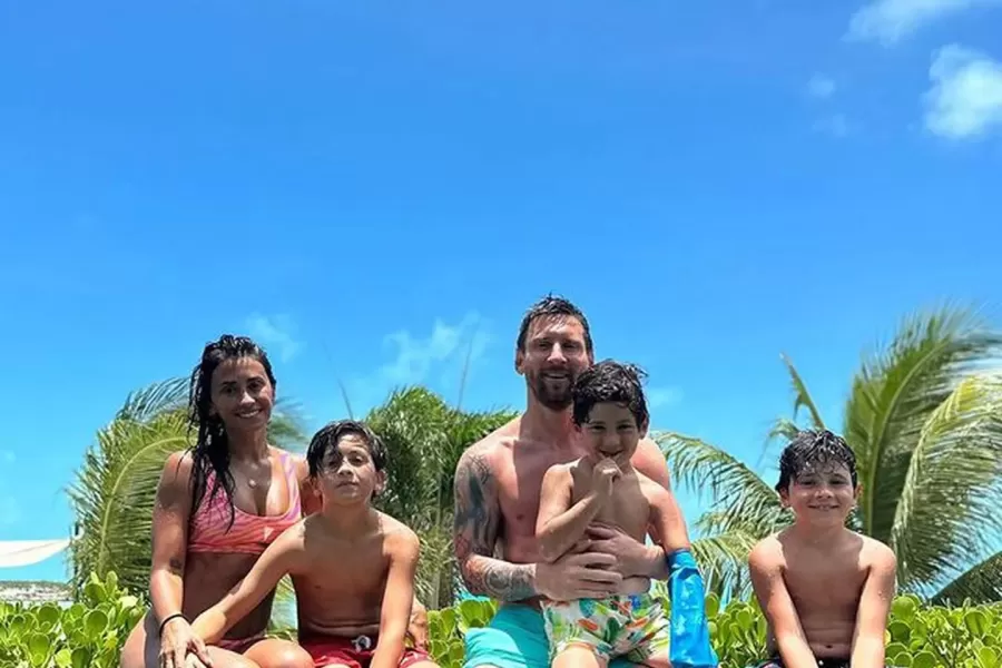 Los Messi eligieron trajes de baño coloridos para disfrutar de Las Bahamas.