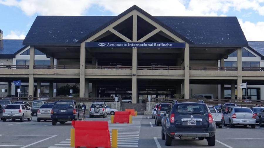 El estudiante fue olvidado en el Aeropuerto de Bariloche cuando esperaba embarcar su vuelo hacia Aeroparque.