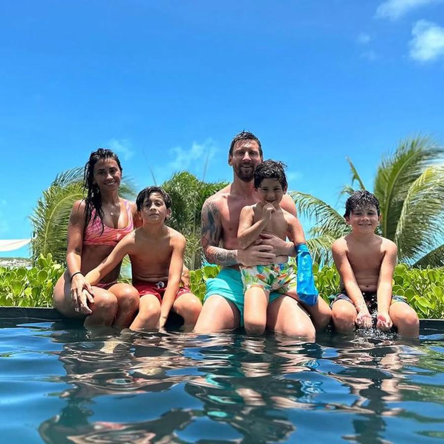 Los Messi eligieron trajes de baño coloridos para disfrutar de Las Bahamas.