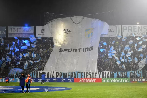 El espectacular recibimiento de luces, fuegos artificiales y camiseta gigante para Atlético Tucumán