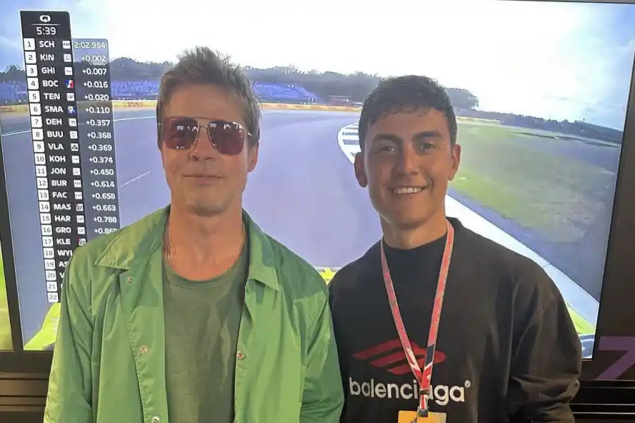 La foto de Brad Pitt y Dybala en la Fórmula 1 que revolucionó a las redes